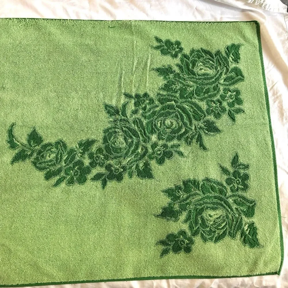 Vintage Fieldcrest Emerald Green Rose Floral Bath Size Towel MCM Flowers 53x26